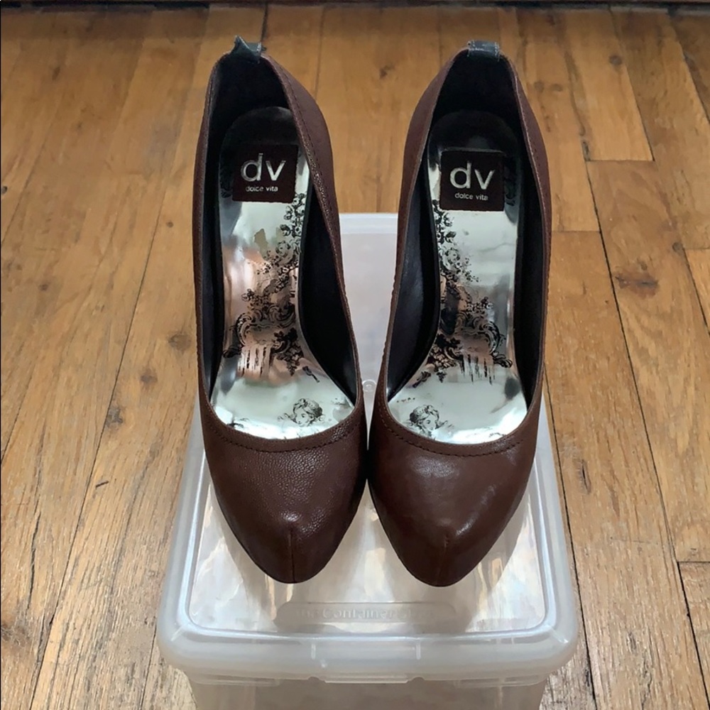 Thick heel pumps